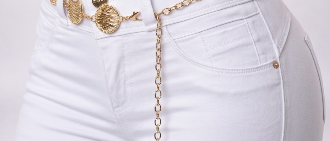 El blanco no se despide: el jean que seguirá conquistando looks esta temporada